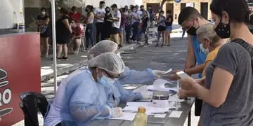 Hisopados y testeos en el ex Registro Civil de avenida Colón de la ciudad de Córdoba. (Ramiro Pereyra / La Voz)
