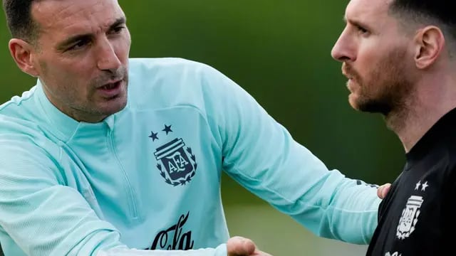 Lionel Messi y Lionel Scaloni en una práctica con la Selección Argentina