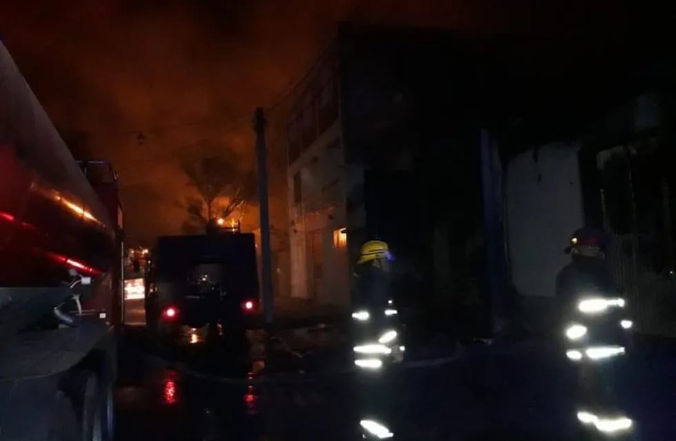 Fuego en una ferretería en San Luis. Foto: Ayelén Britos.