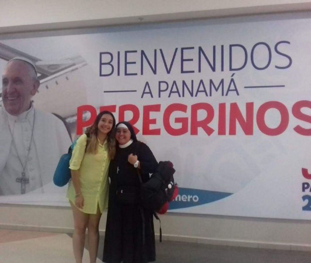 . Las sanjuaninas María Eugenia Britos y la hermana Betina Agüero posaron junto a
uno de los carteles de bienvenida.