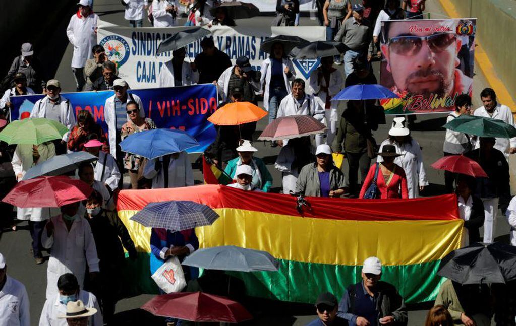 Médicos y trabajadores de la salud marcharon este viernes en La Paz, Bolivia, en protesta después de producirse la muerte de un colega que había contraído el arenavirus. REUTERS/David Mercado
