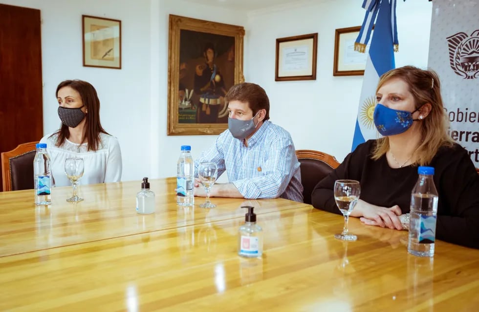 Gustavo Melella, Judit Di Giglio y equipo del Ministerio de Salud de Tierra del Fuego prepara la campaña de vacunación contra el Covid-19 en la provincia.