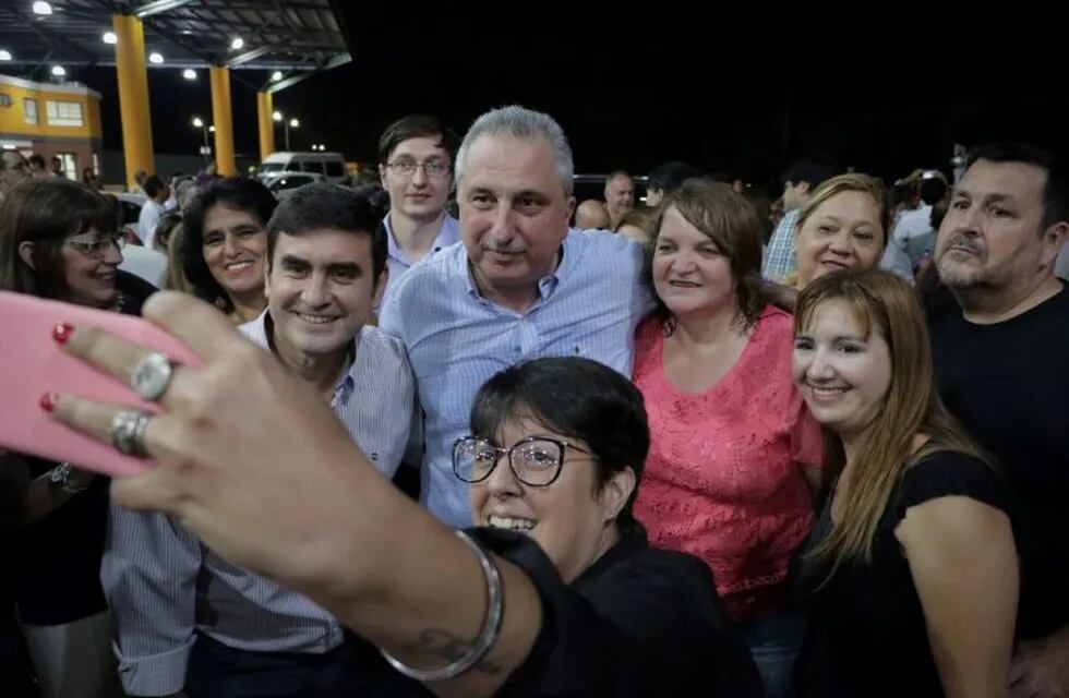 El gobernador de Misiones junto a los ciudadanos de Eldorado, en la inauguración de la nueva terminal.
