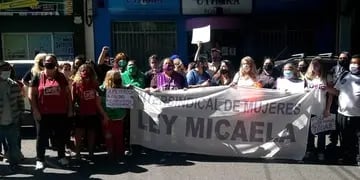 Protesta de mujeres sindicalistas de Rosario frente a la UTHGRA