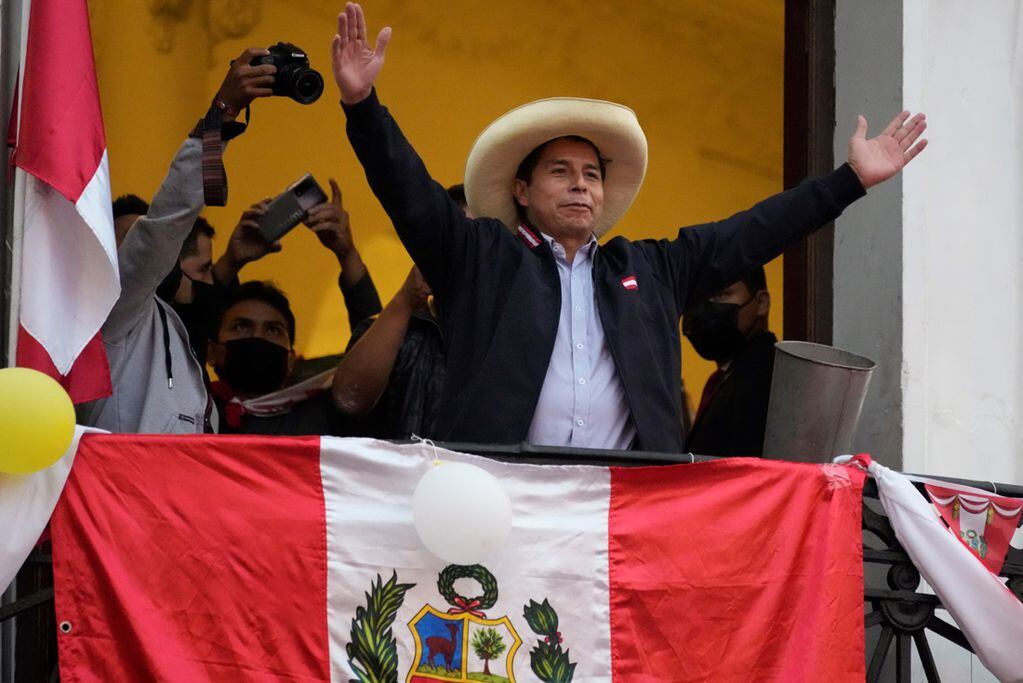 ID:6255552 Presidential candidate Pedro Castillo waves to supporters celebrating partial election results at his campaign headquarters in Lima, Peru, Monday, June 7, 2021, the day after the runoff election. (AP Photo/Martin Mejia)