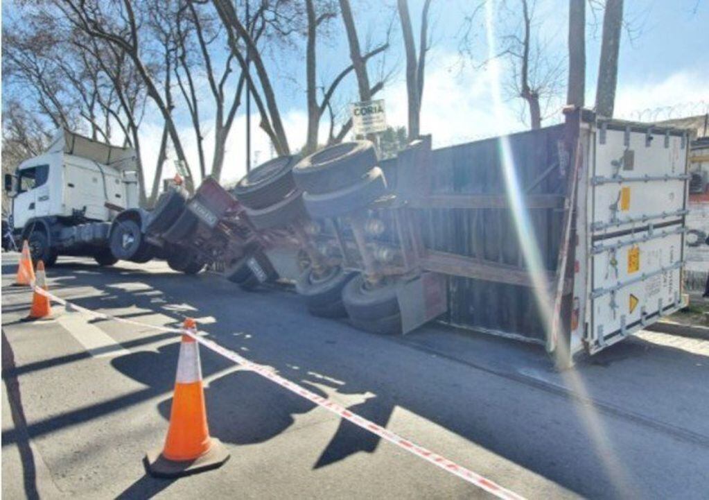 Retiro: volcó un camión y el container cayó y aplastó a dos autos