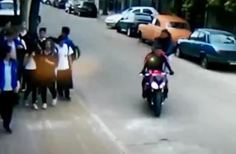 Dos motochorros encañonaron a un grupo de chicos que salía de una escuela de La Tablada, partido bonaerense de La Matanza.