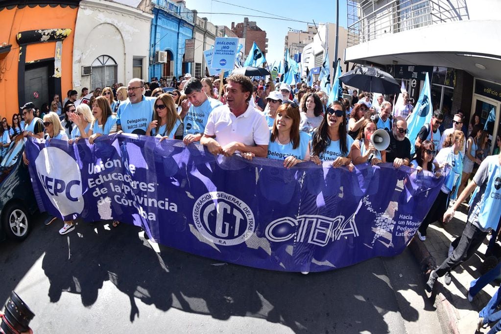Docentes de Córdoba paran y se movilizan por el centro de la ciudad. (La Voz)