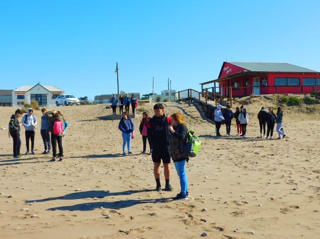 Turismo de Tres Arroyos y alumnos de la Secundaria de Orense realizaron actividades en la playa