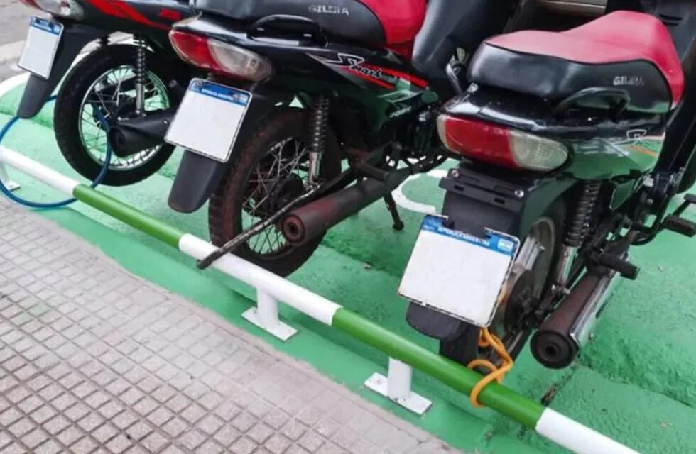 Posadas: instalan palenques para estacionamiento de motos.