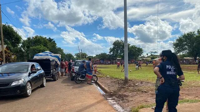 Aglomeración de personas en un campeonato de futbol en Iguazú