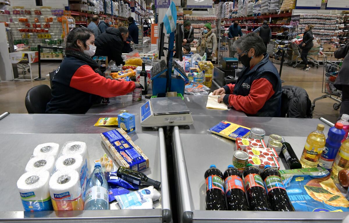 El Gobierno intenta congelar los precios con un inflación sin control
