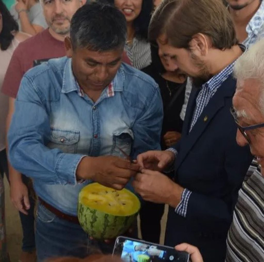 El secretario de Coordinación de Agencias de Desarrollo, Félix Pérez, y el ministro de Producción, Exequiel Lello Ivacevich, observan una sandía amarilla producida en Jujuy.