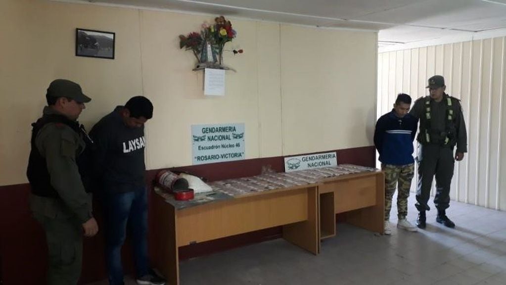 Bolivianos detenidos por llevar cocaína escondida en un matafuego (Gendarmería)