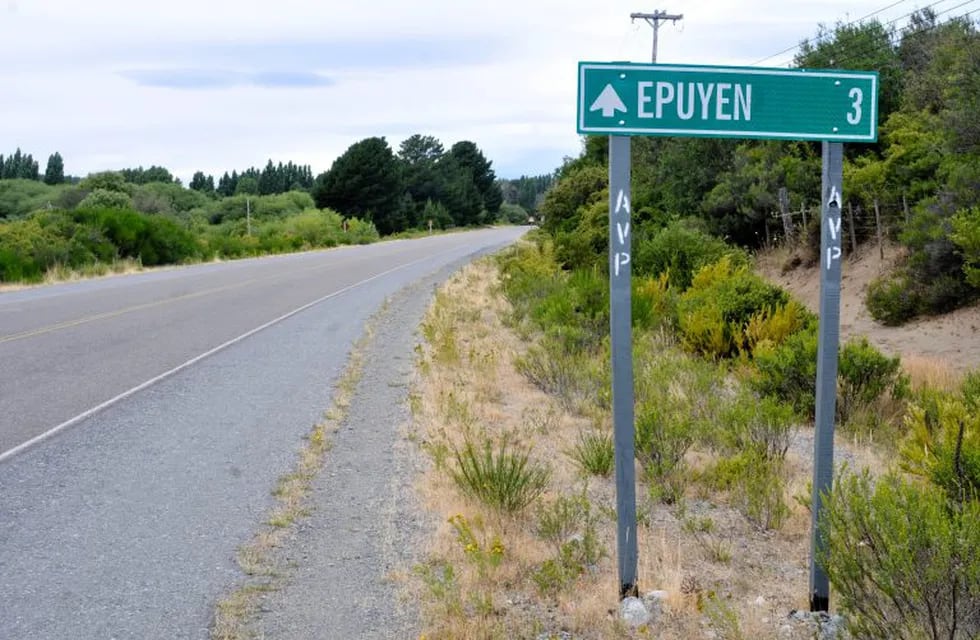 The road that leads to Epuyen, Argentina, Friday, Jan. 11, 2019. An Argentine judge has ordered 85 residents of a remote Patagonian town to stay in their homes for at least 30 days to help halt an outbreak of hantavirus in which nine people have died. (AP Photo/Gustavo Zaninelli)