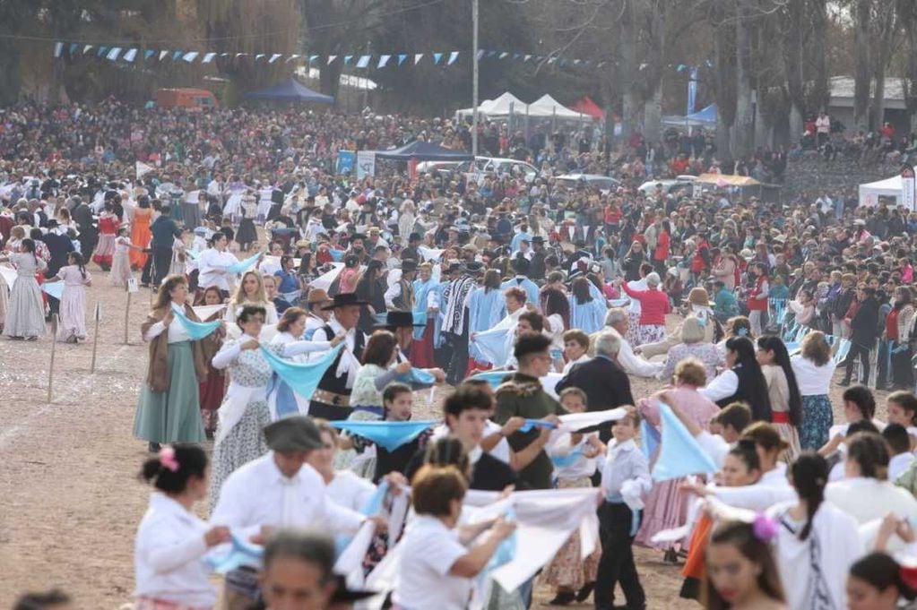 Miles de personas fueron parte del Pericón del Reencuentro en San Rafael.
