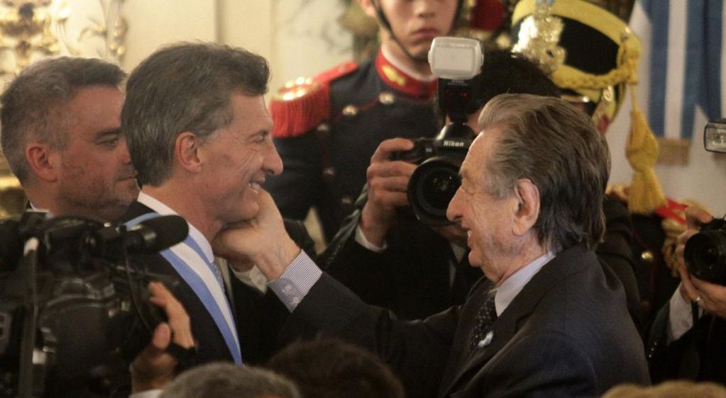 Franco Macri acaricia a su hijo Mauricio en su asunción como presidente, en 2015 (DyN / Archivo).