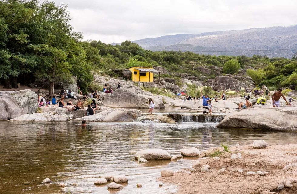 La víctima de 43 años fue encontrada a tres metros de profundidad en el Río Chico de Nono. (Foto: Agencia Córdoba Turismo)