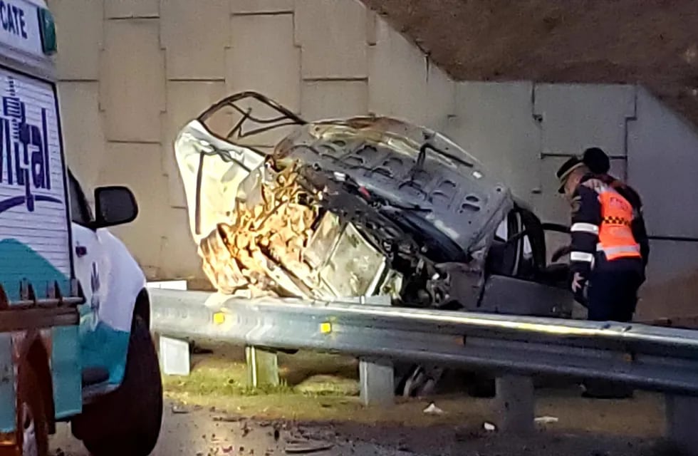 Un auto quedó destruido en avenida Circunvalación de Córdoba. (Policía)