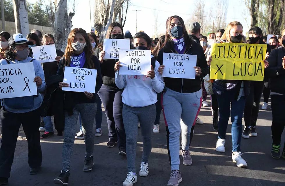 Vecinos de Lucía marcharon por Ruta 60 de Maipoú en reclamo de Justicia por el femicidio de la menor.