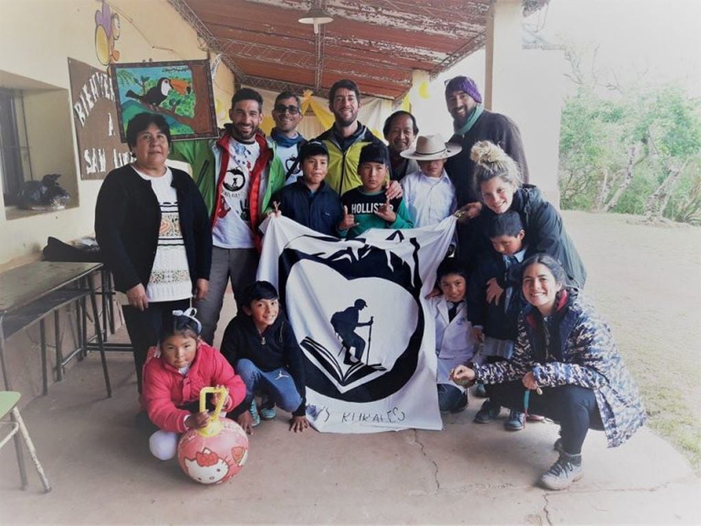 "Padrinos Rurales" en su reciente visita a la escuela del paraje San Lucas.