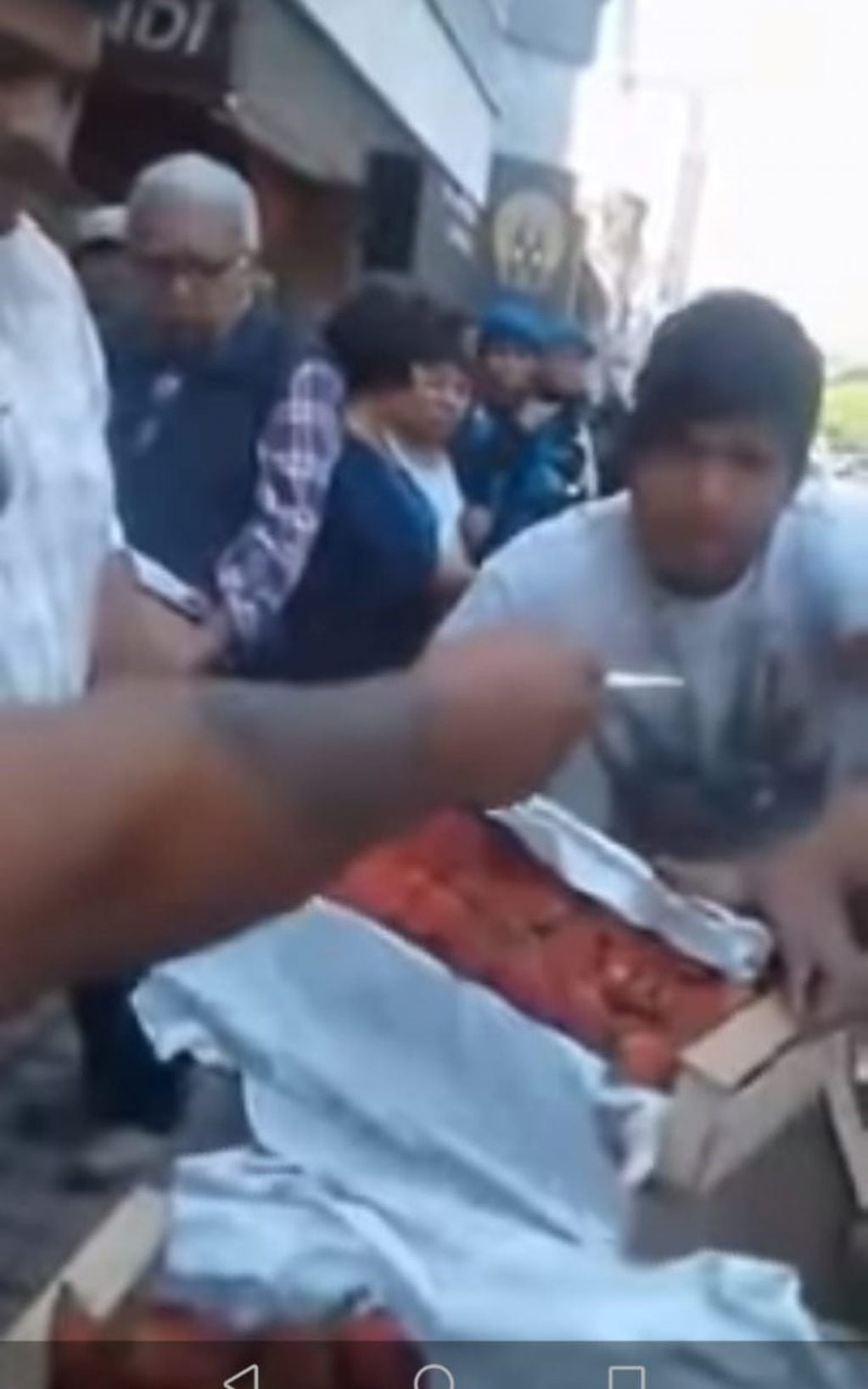 Vecino le compra un cajón de frutillas a $200