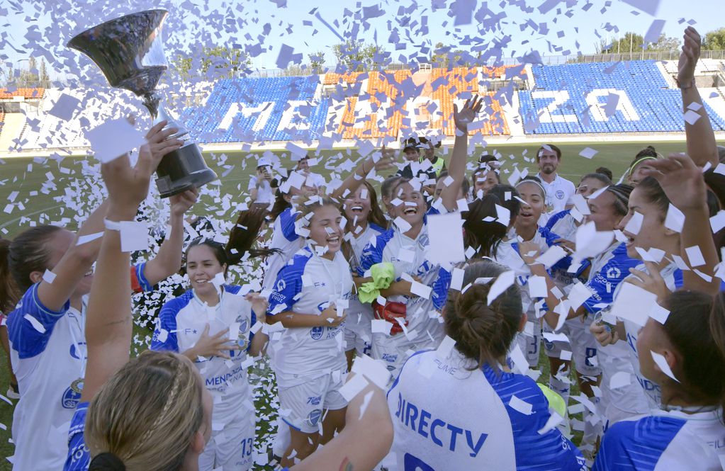 Godoy Cruz A logró su cuarto título de la Liga Mendocina de fútbol femenino luego de una goleada en el estadio mundialista frente a AMUF. Foto: Orlando Pelichotti