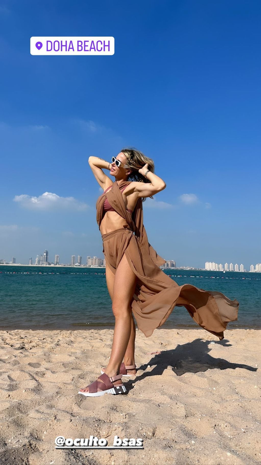 Jésica Cirio impuso tendencia en Instagram con un vestido de tres piezas “total brown”.