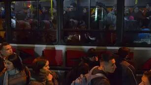 Noches. Después de 10 días sin transporte urbano de pasajeros nocturno, ayer la ciudad de Córdoba volvió a contar con el servicio. (Pedro Castillo)