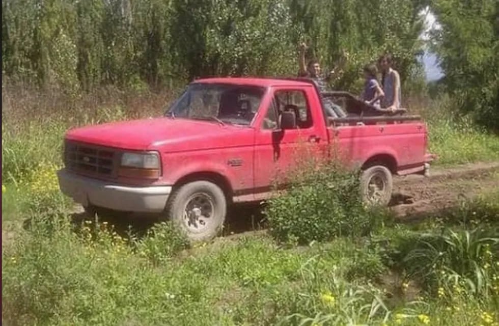 La pick up es marca Ford-100 color rojo con patente: BCZ 247.
