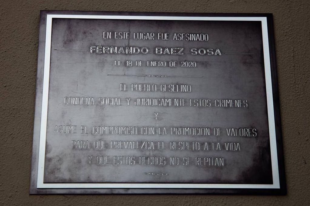 Placa conmemorativa a Fernando Báez Sosa en Villa Gesell.