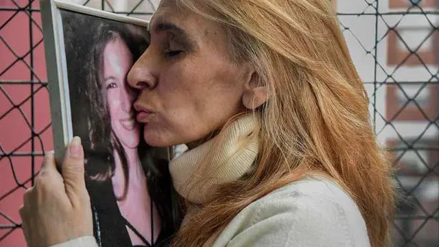 Jimena besa una foto de su hija, Ángeles (Facebook Jimena Aduriz).