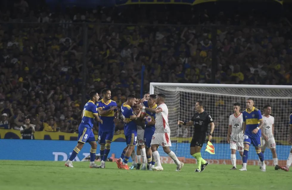 El final del partido entre Boca e Instituto se picó, y hubo polémicas (Federico López Claro / La Voz).