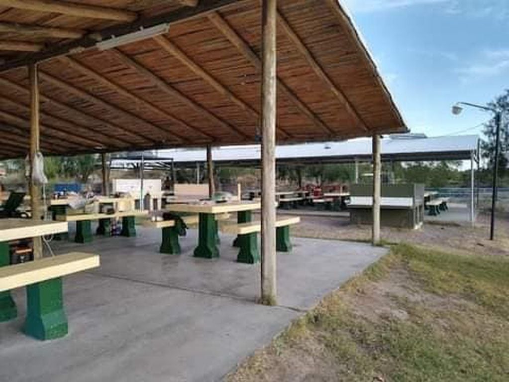 Los clubes de la ribera de El Carrizal ofrecen hermosas instalaciones para pasar un hermoso día de camping.