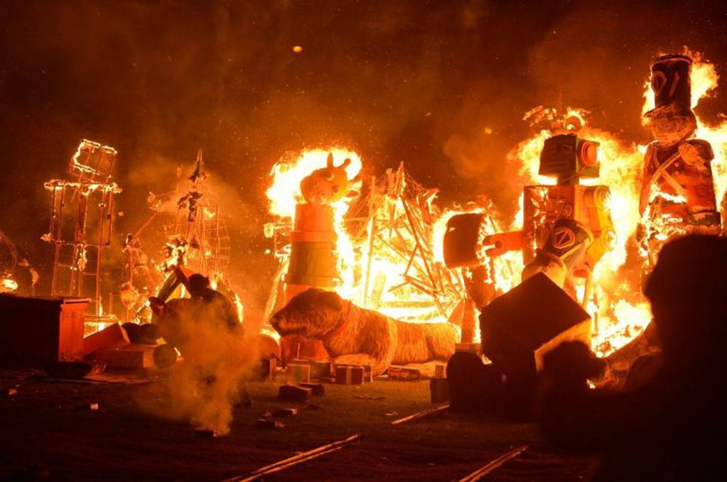 La quema de muñecos en La Plata es una tradición desde 1953 (Foto: AGLP)
