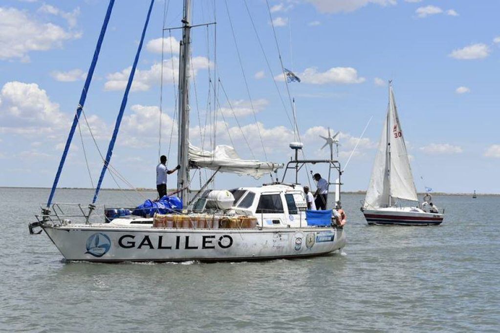Velero "Galileo" en navegación
