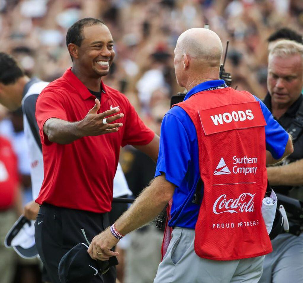 Tiger Woods celebra con su caddie Joe LaCava (EFE)