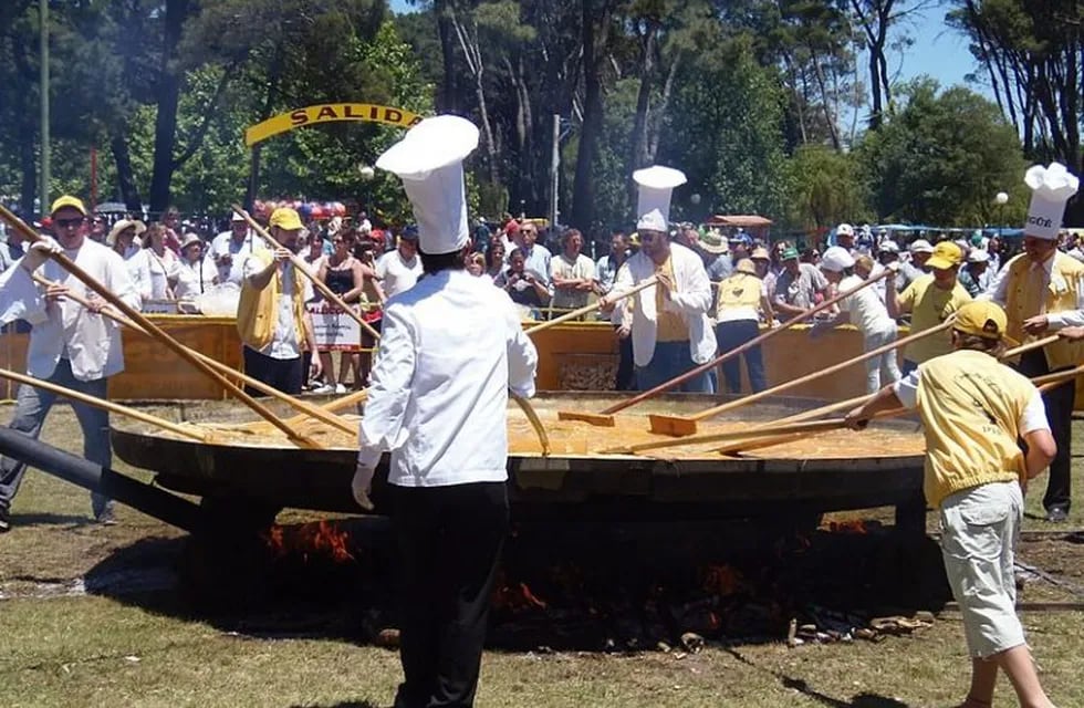 Fiesta del omelette gigante en Pigüé.