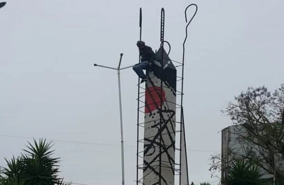 La policía y los bomberos bajaron a un hombre que estaba sobre una escultura de 15 metros. (Web).
