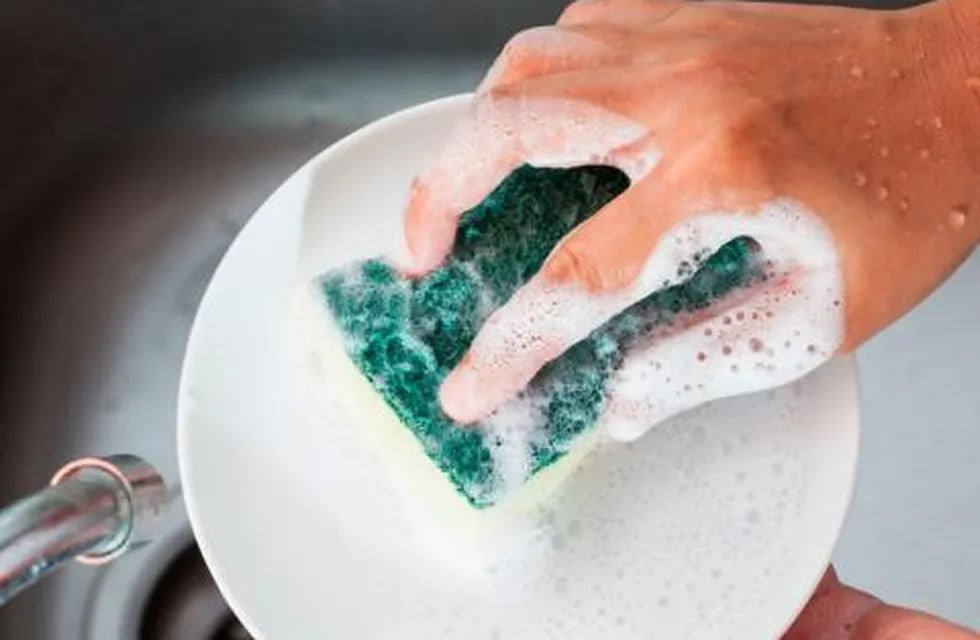Lavando platos (Foto: Webconsultas).