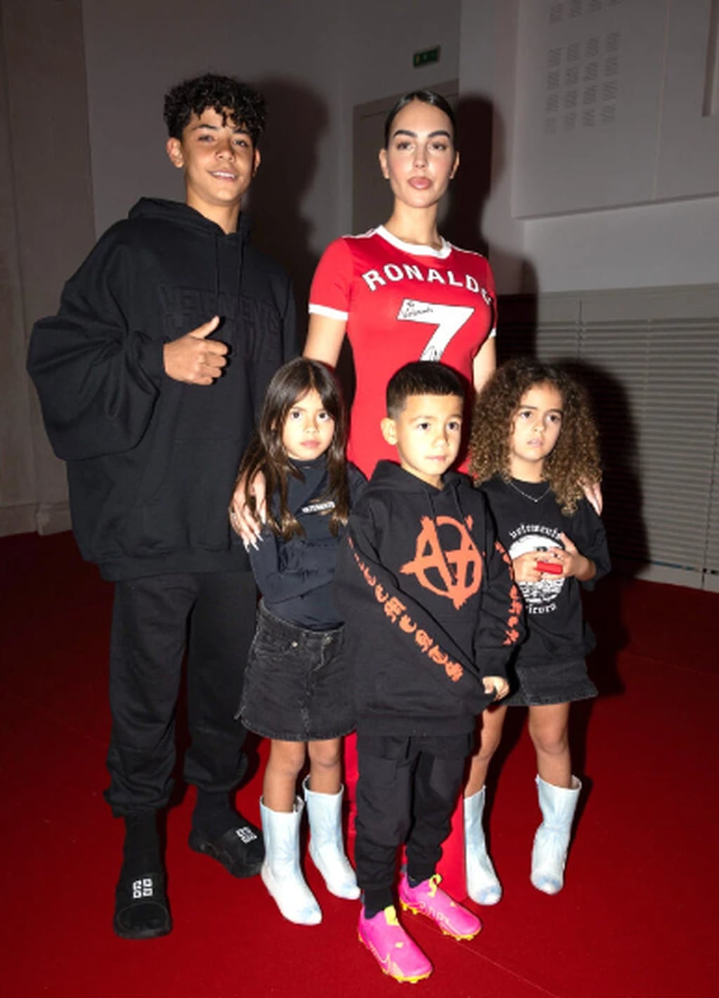 La modelo y los hijos que tiene en común con Cristiano Ronaldo homenajearon al jugador en París.