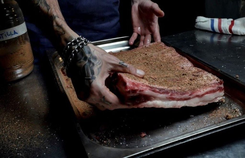 Las carnes ahumadas son la sensación entre los nuevos métodos de cocción (Julio Juárez/Clarín)