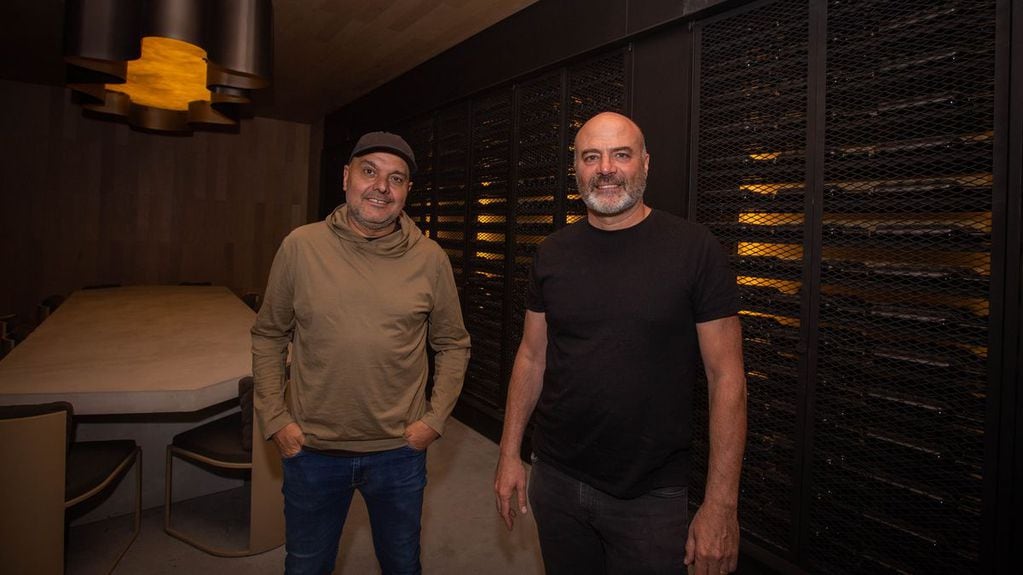 Gabriel Japaz y Pablo Guerra, arquitectos y socios creativos que diseñaron Anaia Wines, la bodega que ganó el premio internacional oro mundial.