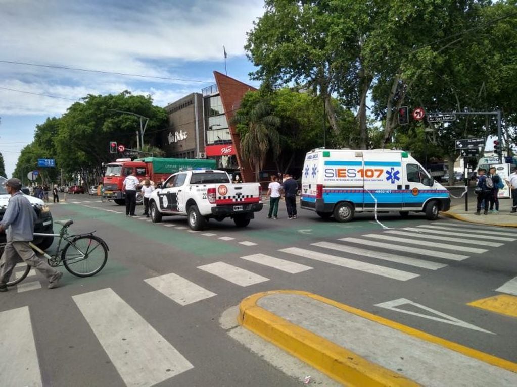 Una ambulancia del Sies acudió para asistir al chofer del camión. (@minsegsf)