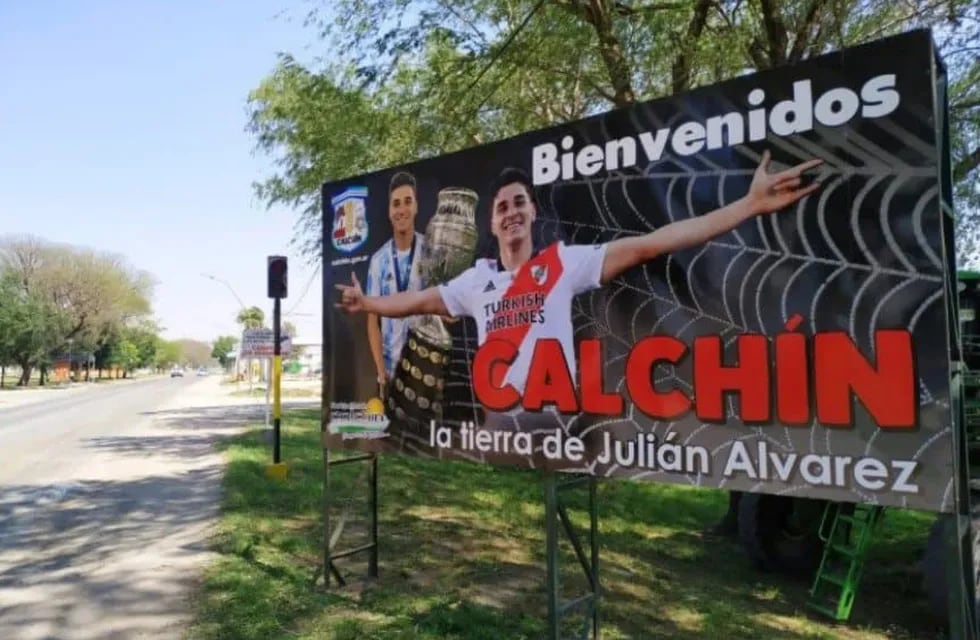 Julián Álvarez, orgullo de River y de Calchín: el cartel que puso su pueblo natal en la entrada. / Gentileza.