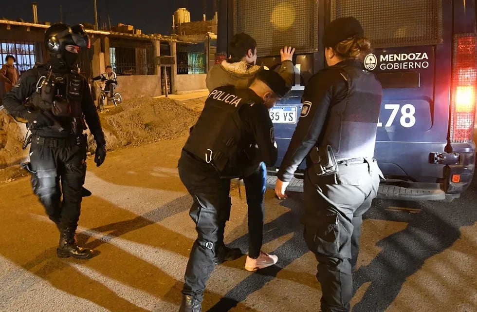 El motociclista de 23 años fue detenido y alojado en un calabozo de la Comisaría 16 en Las Heras. Imagen ilustrativa.