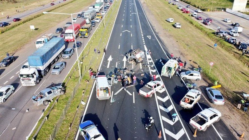 Las secuelas del choque múltiple en la Autopista Panamericana.