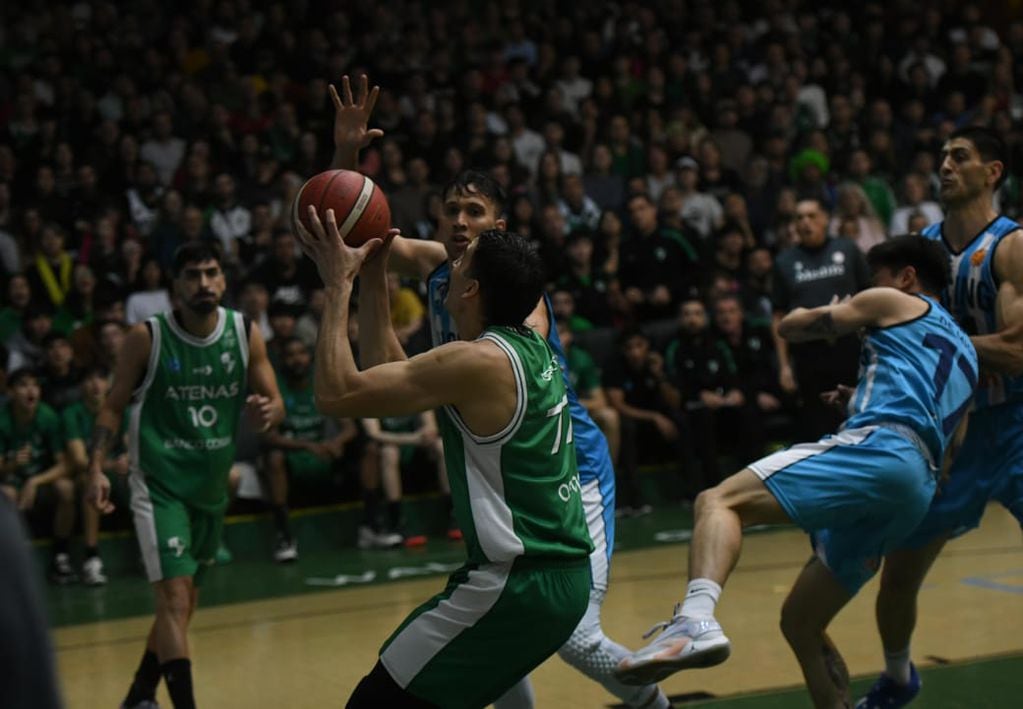 Atenas enfrentó a Racing de Chivilcoy en el Polideportivo Carlos Cerutti por la final de la Liga Argentina de básquet. (Facundo Luque / La Voz)