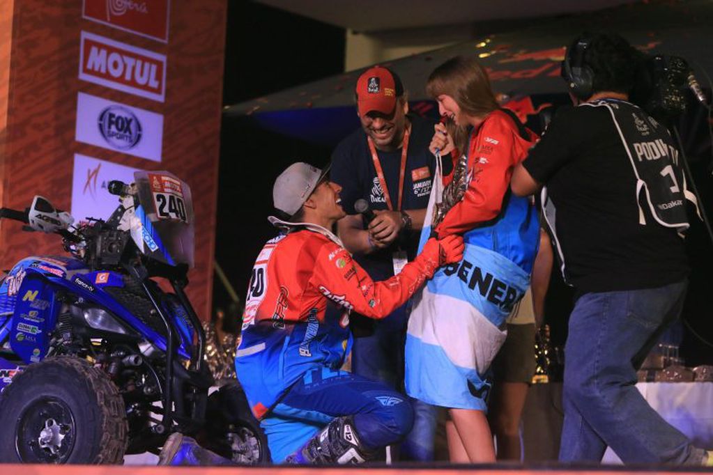 Nicolás Cavigliasso, durante el recordado pedido de matrimonio a su novia, tras proclamarse campeón del Dakar 2019. Nico viene dando cátedra hace años en el Enduro del Verano, pero esta vez será espectador al estar recuperándose de una lesión.
