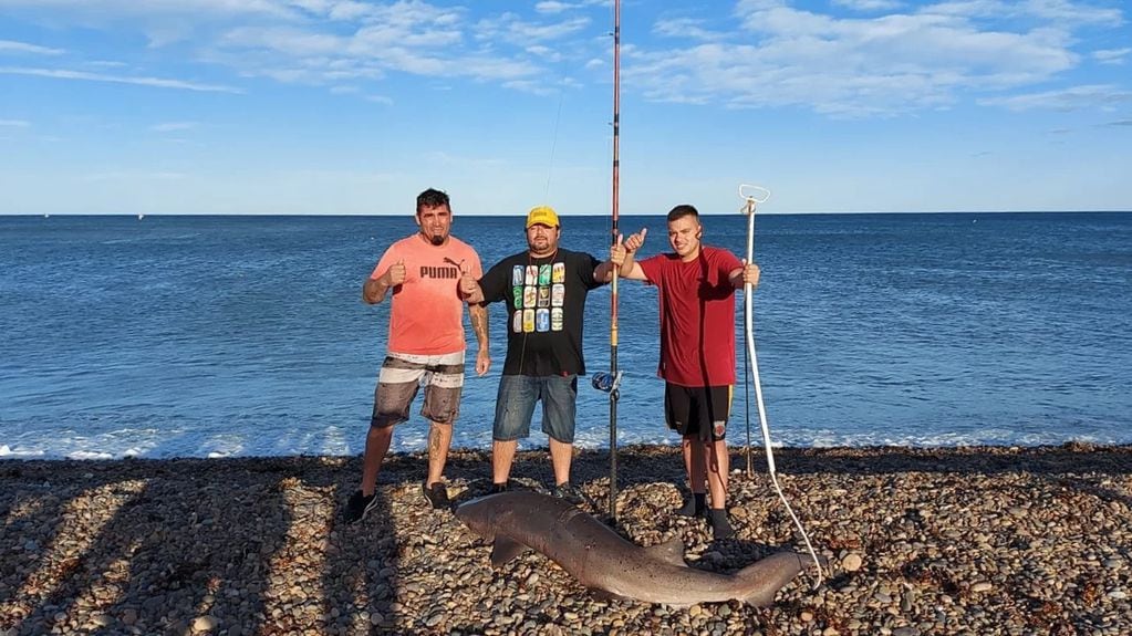 Julio estuvo acompañado por su hijo mayor y dos amigos, el día de la pesca del tiburón.